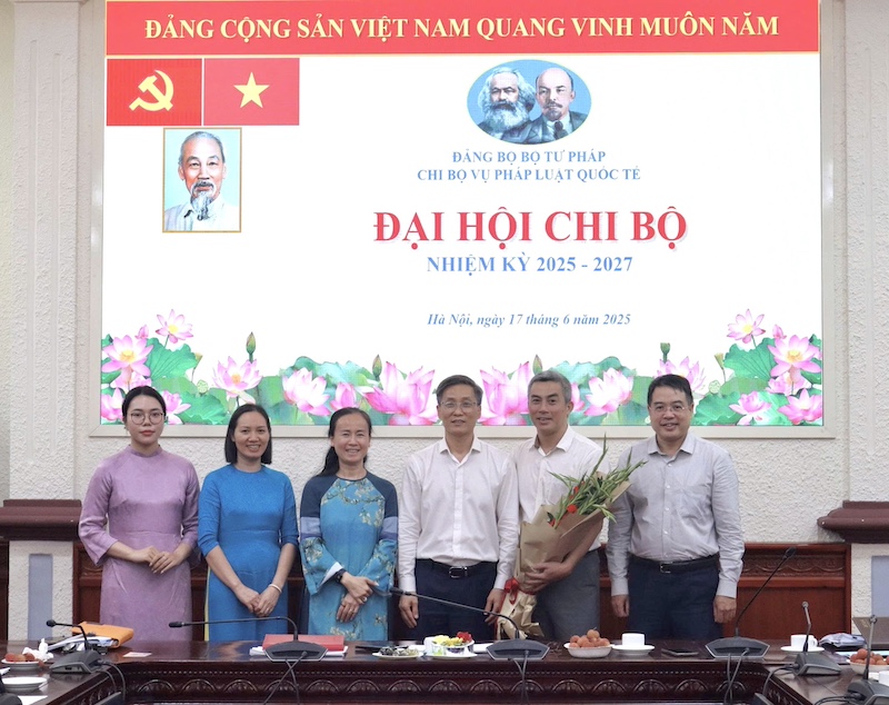 Chi bộ Vụ Pháp luật quốc tế cần phát huy tốt hơn nữa tinh thần trách nhiệm của từng đảng viên